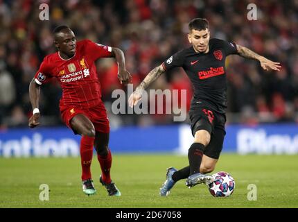 Le Sadio Mane de Liverpool (à gauche) et l'Ange Correa d'Atletico Madrid se battent pour le ballon Banque D'Images