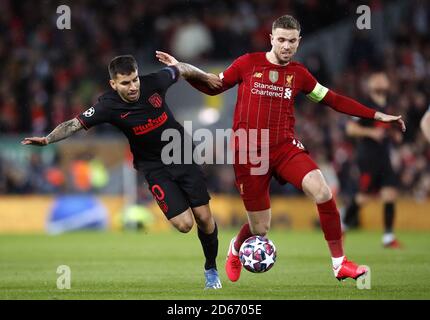 L'Ange Correa d'Atletico Madrid (à gauche) et la bataille de Liverpool Jordan Henderson pour le ballon Banque D'Images