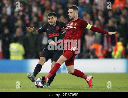 L'Ange Correa d'Atletico Madrid (à gauche) et la bataille de Liverpool Jordan Henderson pour le ballon Banque D'Images