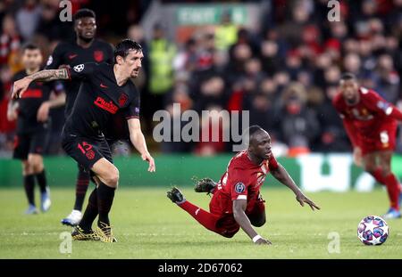 Stefan Savic (à gauche) et Sadio Mane de Liverpool combattent le ballon Banque D'Images