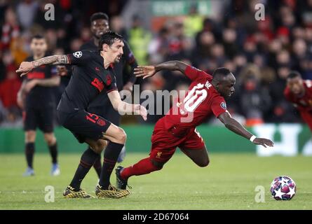 Stefan Savic (à gauche) et Sadio Mane de Liverpool combattent le ballon Banque D'Images