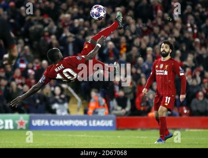 Le Sadio Mane de Liverpool tente un coup de vélo Banque D'Images