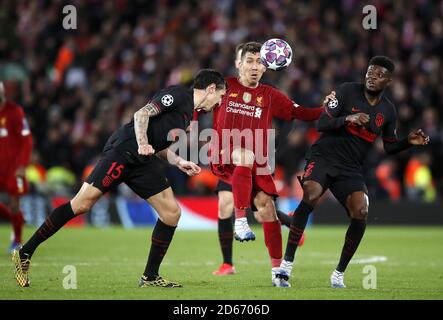 Roberto Firmino (centre) de Liverpool lutte pour le ballon avec l'Atletico Madrid Stefan Savic (gauche) et Partey Thomas Banque D'Images