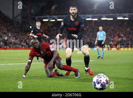 Le Sadio Mane de Liverpool (à gauche) et la bataille d'Augusto Felipe d'Atletico Madrid pour le ballon Banque D'Images