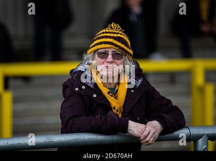 Un fan de Sutton United avant le jeu Banque D'Images