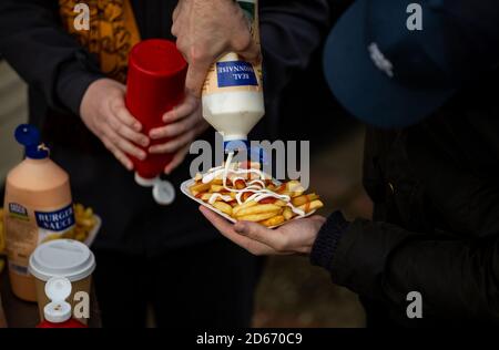 Vue générale des fans de Sutton United avec de la nourriture à la moitié du temps Banque D'Images