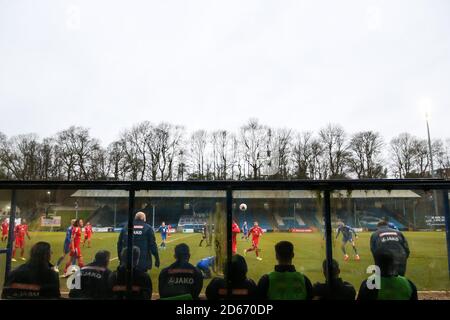 Le Manager d'Ebbsfleet Kevin Watson et le personnel de jeu regardent le match pendant le match de la Ligue Premier de la conférence de Vanarama au Shay Banque D'Images