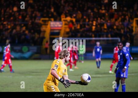 Jordan Holmes, gardien d'Ebbsfleet, joue le ballon pendant le match de la Ligue Premier de la conférence de Vanarama au Shay Banque D'Images