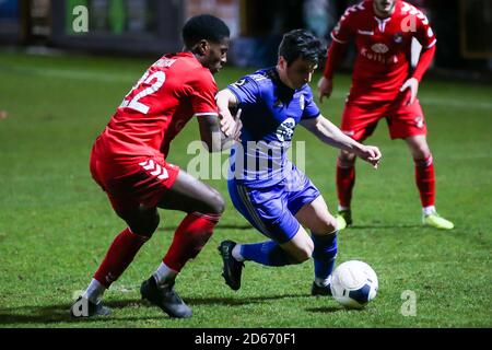 Jack Redshaw et Marvel Ekpiteta, du FC Halifax Town, lors du match de la première Ligue de la conférence de Vanarama au Shay Banque D'Images