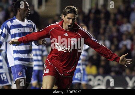 Fernando Torres de Liverpool célèbre le troisième but du match. Banque D'Images