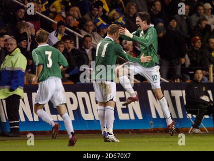 Kyle Lafferty (à droite), en Irlande du Nord, célèbre après avoir marquant le deuxième but du match. Banque D'Images