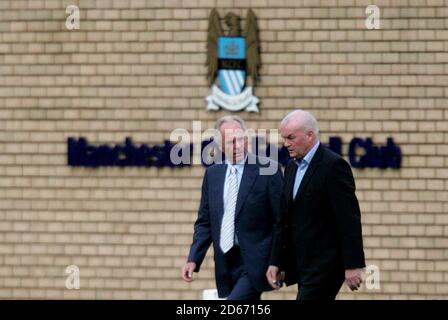 L'ancien directeur de l'Angleterre, Sven-Goran Eriksson, et le président de Manchester City, John Wardle, au terrain d'entraînement de Carrington, à Manchester. Banque D'Images