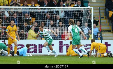 Marcus Stewart, de Yeovil Town, marque le premier but de la jeu Banque D'Images