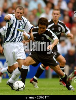 Ronnie Wallwork, de West Bromwich Albion, détient Junichi Inamoto, de Fulham Banque D'Images