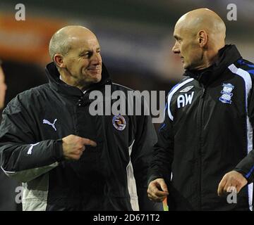 Steve Coppell, responsable de la lecture, parle à la première équipe de Birmingham City Coach Andy Watson après le coup de sifflet final où ils ont tiré 1-1 Banque D'Images