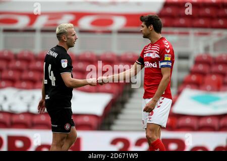 Andreas Weimann de Bristol City et George Friend de Middlesbrough après le match de championnat Sky Bet au stade Riverside, Middlesbrough Banque D'Images