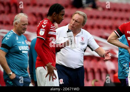 Neil Warnock, directeur de Middlesbrough, avec Djed Spence de Middlesbrough lors du match du championnat Sky Bet au stade Riverside, à Middlesbrough Banque D'Images