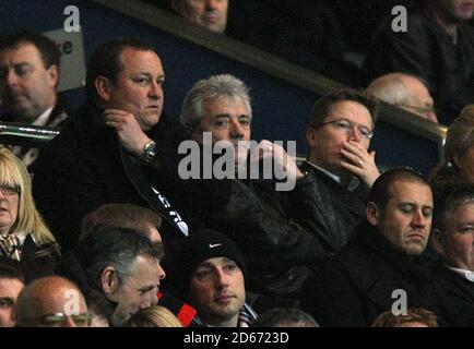 (G-D) Mike Ashley, propriétaire de Newcastle United, et son nouveau directeur Kevin Keegan regarde le jeu depuis les stands avec le président Chris mort Banque D'Images