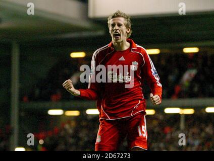 Peter Crouch de Liverpool célèbre son but. Banque D'Images