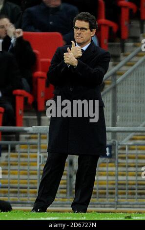 Fabio Capello, le directeur de l'Angleterre, donne les pouces sur le ligne tactile Banque D'Images