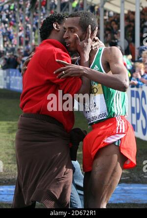 La Kenensia Bekele d'Éthiopie est félicitée après avoir franchi la ligne pour gagner l'or lors de l'événement masculin senior lors des Championnats du monde de cross-country de l'IAAF à Holyrood Park, Édimbourg. Banque D'Images