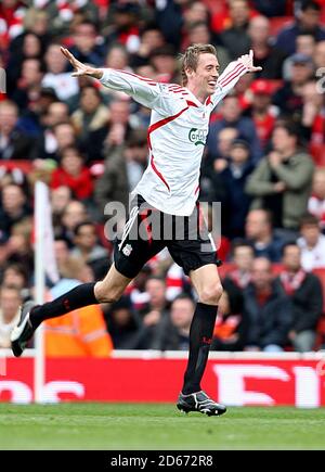 Peter Crouch, de Liverpool, célèbre l'objectif d'ouverture du jeu Banque D'Images