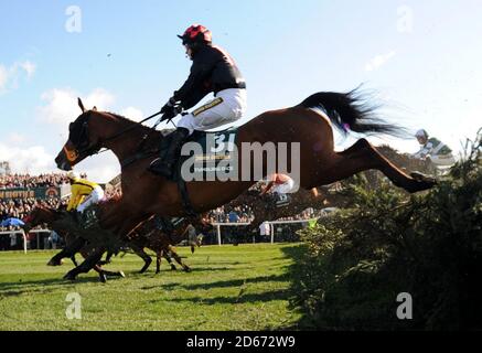 Droning Dice monté par Jockey Tom Ryan pendant le John Smith's Grand National Steeple Chase (handicap) (classe 1) (classe 3) Banque D'Images