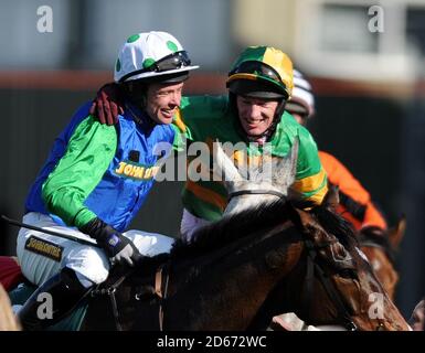 Gagnant du Grand National Steeple Chase de John Smith (handicap) (Classe 1) (classe 3) Se conformer ou mourir monté par Jockey Timmy Murphy est félicité Par le jockey Noel Fehily qui a roulé Bob Hall Banque D'Images