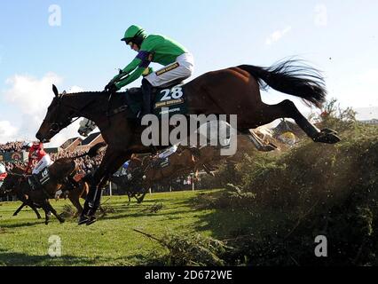 Mon Mome monté par le jockey Aidan Coleman pendant le John Smith's Grand National Steeple Chase (handicap) (classe 1) (classe 3) Banque D'Images