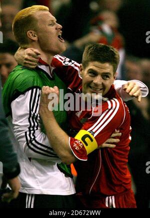 Steven Gerrard, de Liverpool, célèbre le cinquième but du match Avec le coéquipier John Arne Riise Banque D'Images