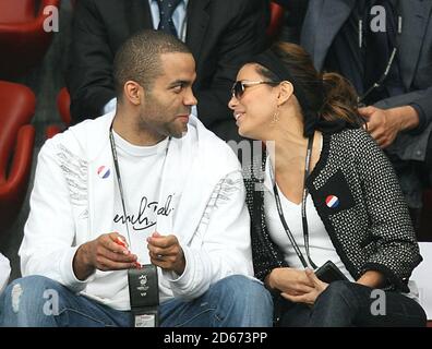 Tony Parker et sa femme Eva Longoria assistent au match d'aujourd'hui Banque D'Images