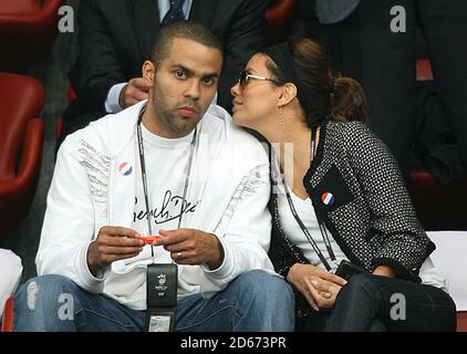 Tony Parker et sa femme Eva Longoria assistent au match d'aujourd'hui Banque D'Images