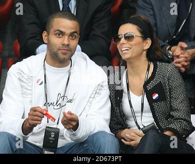 Tony Parker et sa femme Eva Longoria assistent au match d'aujourd'hui Banque D'Images