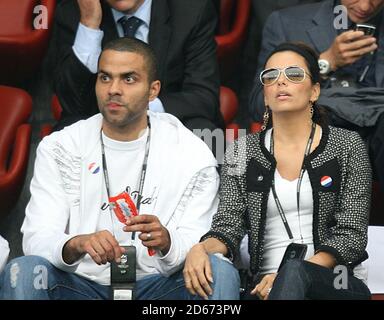 Tony Parker et sa femme Eva Longoria assistent au match d'aujourd'hui Banque D'Images