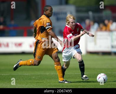 David Perkins de Morecambe et Paul Ince, capitaine de Wolverhampton Wanderers pour le ballon Banque D'Images