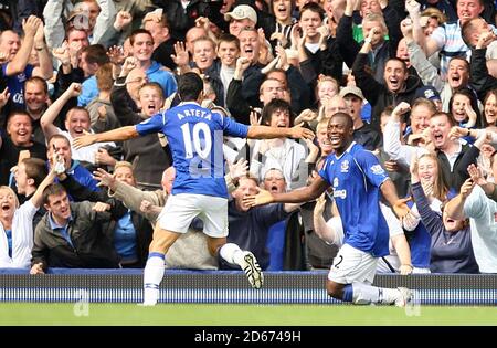 Ayegbeni Yakubu (r) d'Everton célèbre avec son coéquipier Mikel Arteta après avoir obtenu le deuxième objectif Banque D'Images