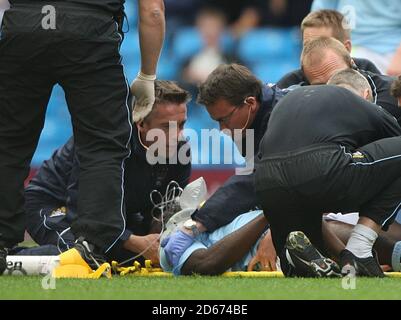 Le Micah Richards de Manchester City est traité sur le terrain suivant Une collision avec le coéquipier Tal Ben-Haim Banque D'Images