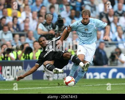 Florent Malouda de Chelsea défie Pablo Zabaleta de Manchester City pour le bille Banque D'Images