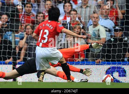 Le parc Ji-Sung de Manchester United marque l'objectif d'ouverture du jeu Banque D'Images