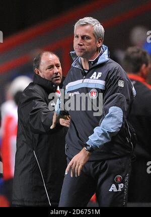 Alan Pardew (r), le directeur de Charlton Athletic, et Gary Johnson, le directeur de Bristol City, se secouent la main après le coup de sifflet final. Banque D'Images