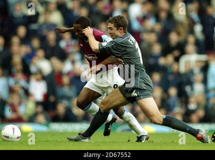 Jermain Defoe de West Ham United et Gareth Farrelly de Burnley. Banque D'Images