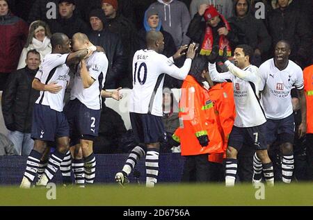 Les joueurs de Tottenham Hotspur célèbrent après Roman Pavlyuchenko (pas sur l'image) marque ses côtés deuxième but du jeu Banque D'Images