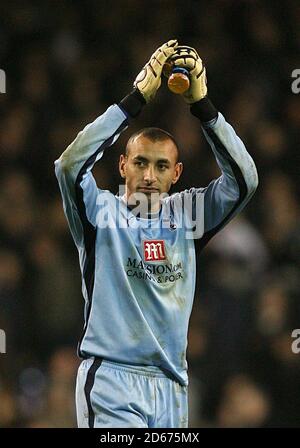 Le gardien de but de Tottenham Hotspur Heurelho Gomes applaudit les fans après le sifflet final Banque D'Images