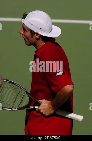 Sébastien Grosjean de France prend sa retraite d'une tension d'aine pendant Son match contre André Agassi des Etats-Unis Banque D'Images