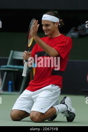 Roger Federer, de Suisse, célèbre la défaite de Marat Safinin, de Russie Lors de la finale de l'Open d'Australie Banque D'Images