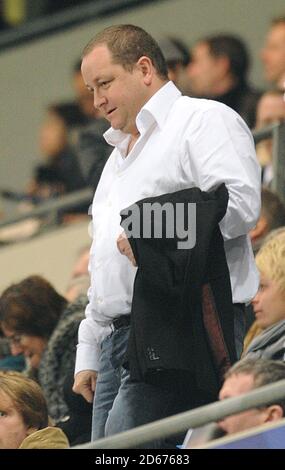 Le propriétaire de Newcastle United Mike Ashley dans les stands Banque D'Images