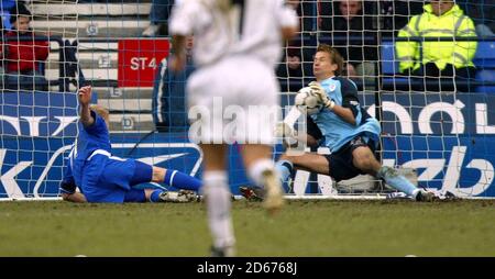 Damien Duff de Chelsea marque le deuxième but après Bolton Wanderers Gardien de but Jussi Jaaskelainen Banque D'Images