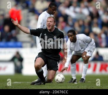 Alan Shearer, de Newcastle United, fait appel d'une décision au cours du Jeu contre Bolton Banque D'Images