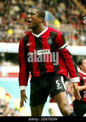 Sylvain Distin de Manchester City célèbre après avoir obtenu le score d'égalisation Banque D'Images