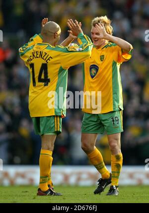 Mathias Svesson, de Norwich City, célèbre avec Leon McKenzie le but d'ouverture contre Wigan Athletic. Banque D'Images